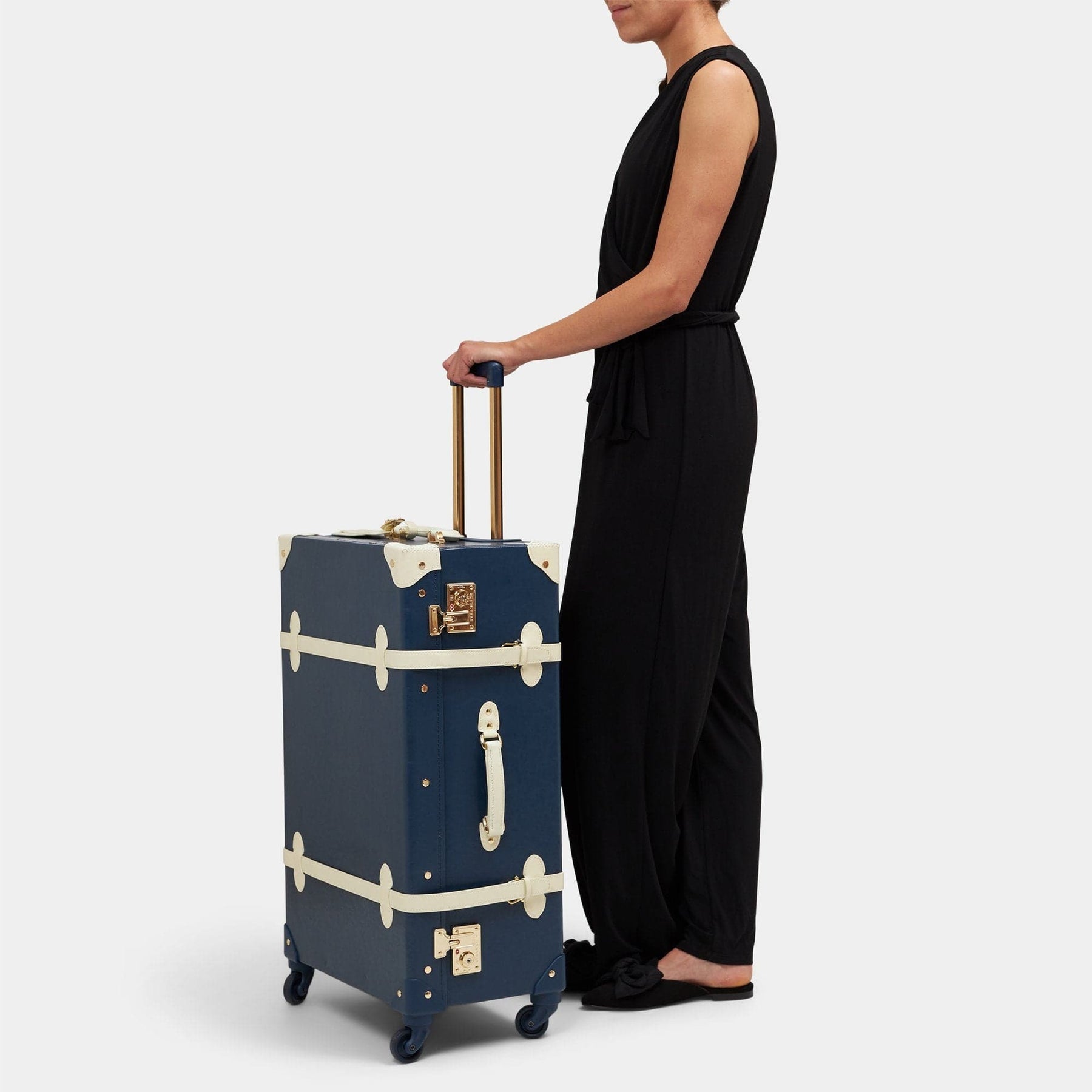 Model with the check-in spinner Entrepreneur vegan leather suitcase in navy