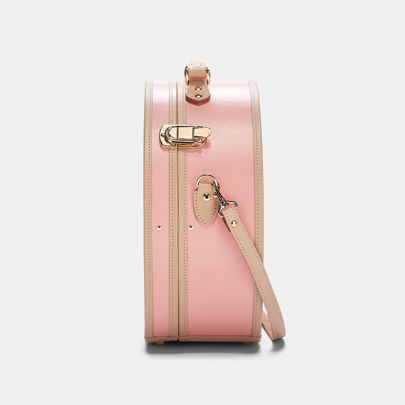 Side product view of the large hatbox Correspondent fibreboard suitcase in pink